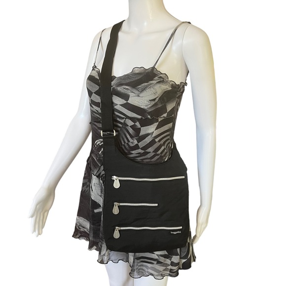 Baggallini Handbags - Baggallini cross body bag excellent condition multiple zipper compartments black